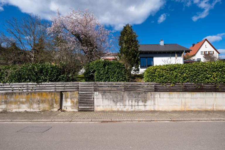 Blick von der Luitpoldstrasse in Bad Bergzabern auf das kleine Ferienhaus in Bad Bergzabern / Südpfalz. Das Ferienhaus für einen schönen Urlaub in der Pfalz. Ferienwohnung.